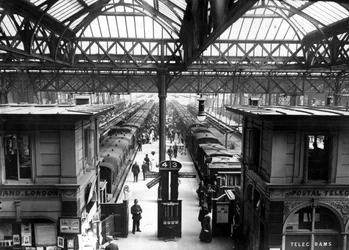Intérieur de la gare de Charing Cross, Londres, c.1890